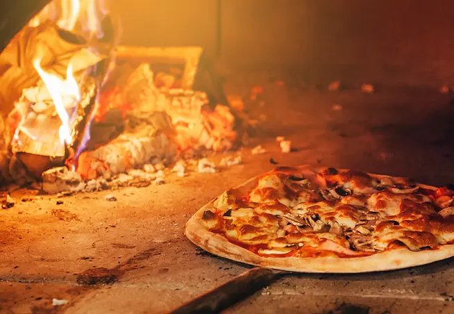 Pizza Paizzani feita no forno a lenha