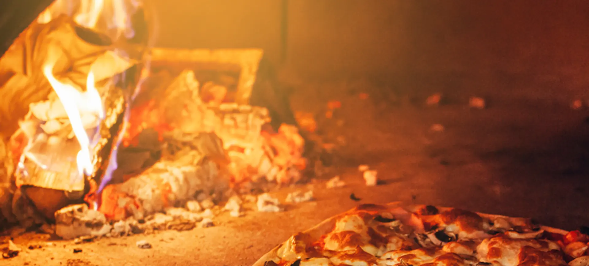 Pizza da Paizzani assada no forno a lenha