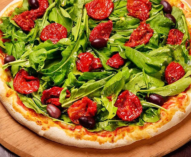 Pizza de rúcula com tomate seco pronta para entrega