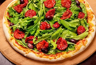 Pizza de rúcula com tomate seco