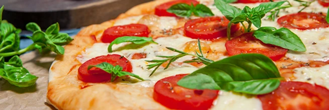 Pizza margherita com manjericão fresco